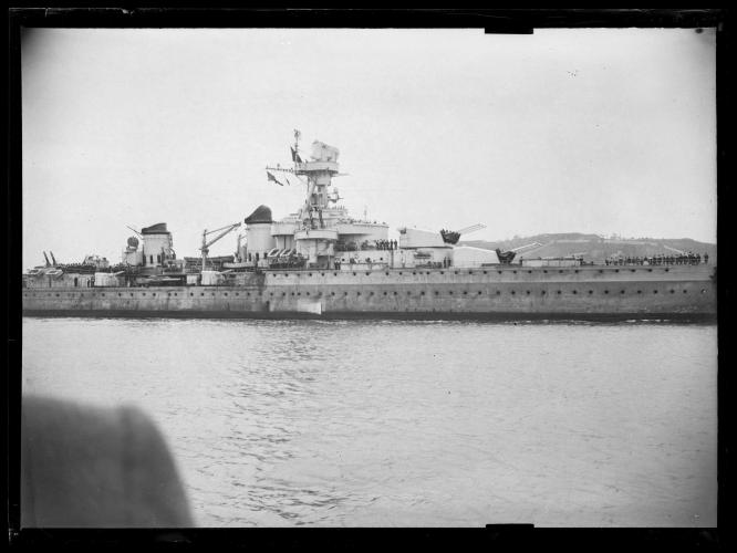 Le croiseur « La Gloire » accoste le 10 mai 1946 à Toulon