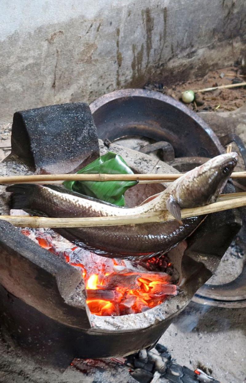 Photo 41 - Poisson « phtuok » grillé avec un paquet de « prohok sach »