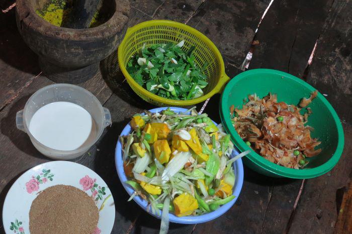 Photo 49 - L’ « ongkâ linh », riz décortiqué, grillé à sec dans une poêle (en bas à droite)