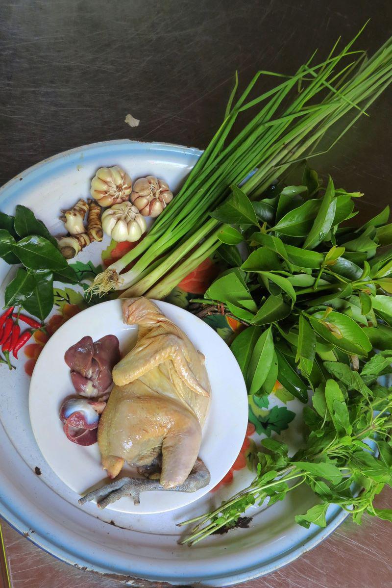Photo 63 - Une partie des ingrédients du « Somlâ mchou kuoy » : la moitié d’un poulet et les abats, des feuilles de citron kaffir, des morceaux de galanga, trois gousses d’ail, des tiges de citronnelle, des feuilles de « tromoung », du basilic sacré