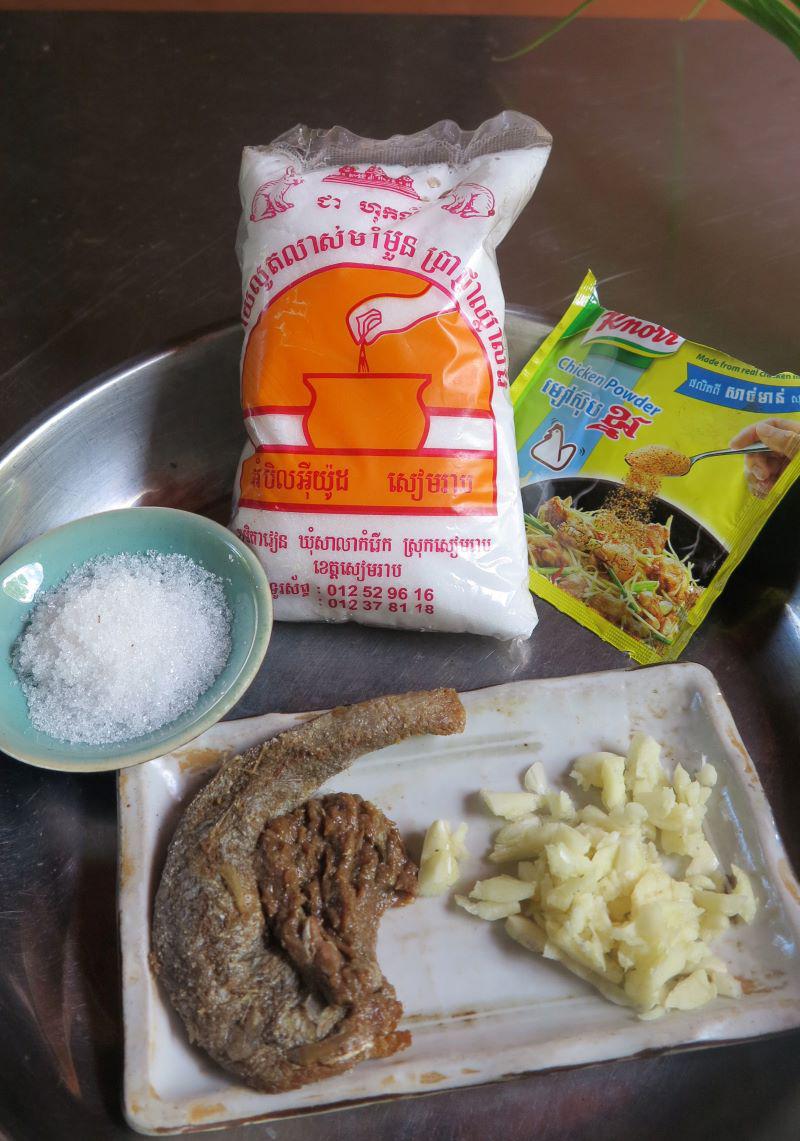 Photo 64 - L’autre partie : du sucre en poudre, du sel iodé, de la poudre Knorr, du « prohok », de l’ail découpé pour être grillé