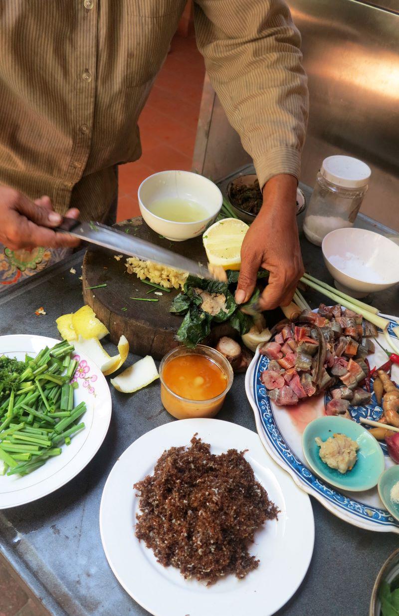 Photo 75 - … curcuma, piment, feuille de citron kaffir, « prohok sach » grillé, sucre de palme et fourmis rouges mêlées de larves