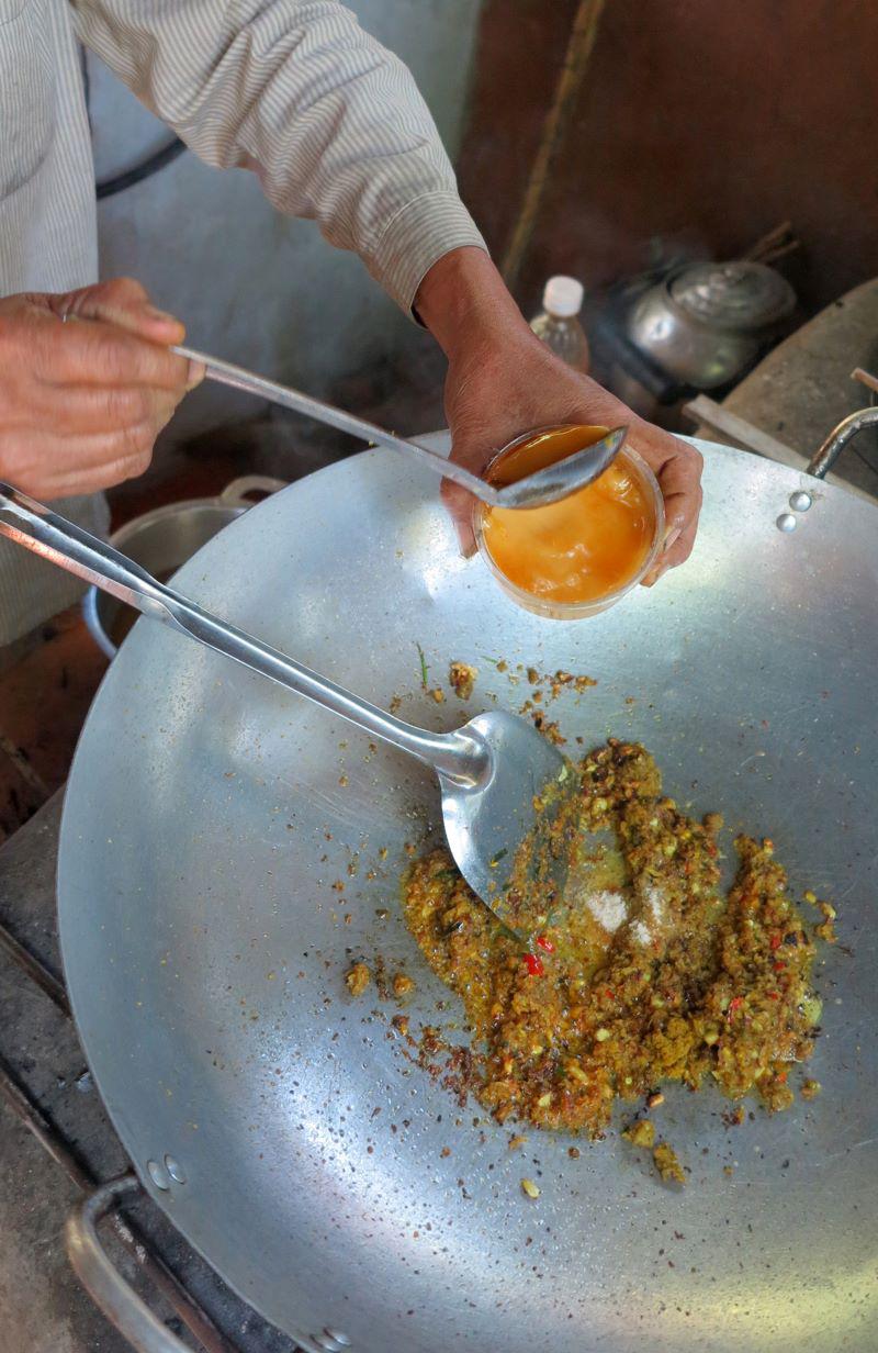 Photo 76 - Ces ingrédients sont pilés et revenus avec de l’huile chaude dans un wok